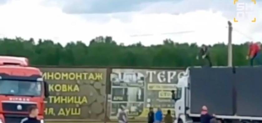 皇冠信用网庄家
_画面流出!俄媒爆:俄民众爬上卡车顶部皇冠信用网庄家
,试图用石头阻止乌无人机起飞