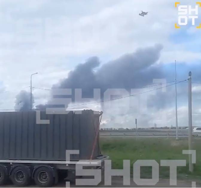 皇冠信用网庄家
_画面流出!俄媒爆:俄民众爬上卡车顶部皇冠信用网庄家
,试图用石头阻止乌无人机起飞