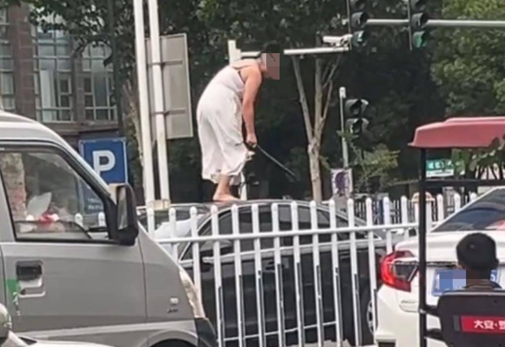 皇冠信用网在哪里开通
_女子持械当街打砸多辆轿车皇冠信用网在哪里开通
，被顶在挡风玻璃上前行，当地：女子当场被控制，警方介入调查