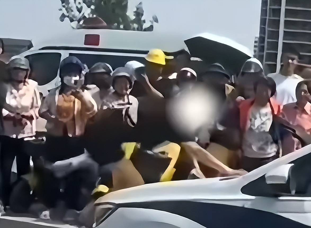 皇冠足球平台代理
_山东菏泽一网红违停后跳上警车引擎盖皇冠足球平台代理
，警方通报：行拘