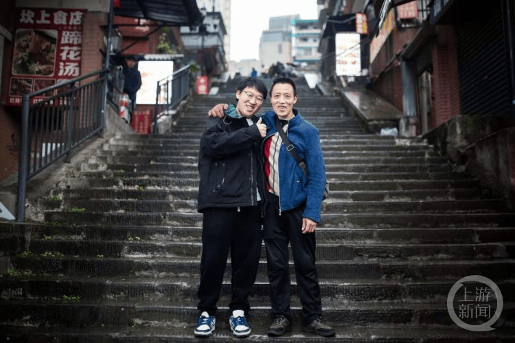 信用網怎么开户
_“你比棒棒爸爸更棒信用網怎么开户
!” 朝天门梯坎上爸爸牵着的小男孩高考啦