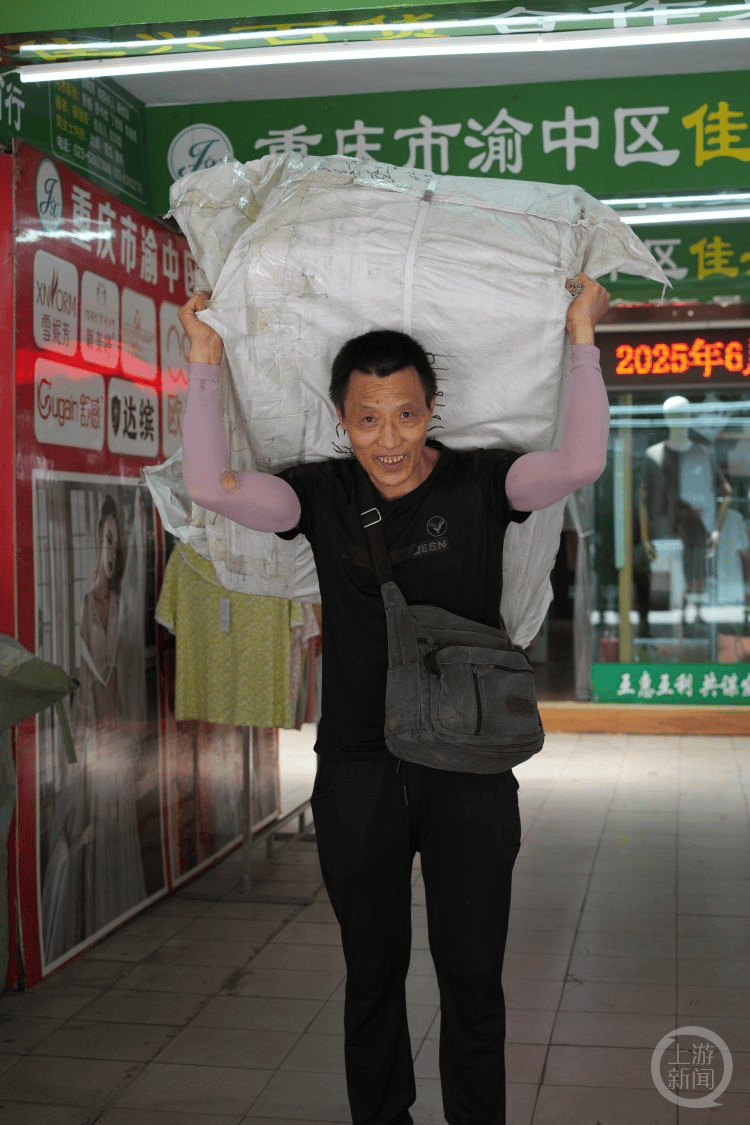 信用網怎么开户
_“你比棒棒爸爸更棒信用網怎么开户
!” 朝天门梯坎上爸爸牵着的小男孩高考啦