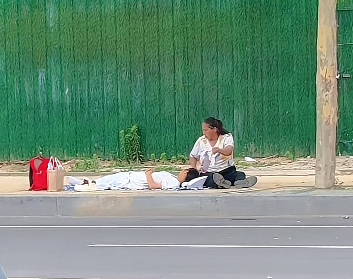 皇冠信用網出租
_菏泽一高考考生午休躺在路边休息皇冠信用網出租
，家人在旁不停扇扇子感动网友 ，拍摄者：递了两瓶水