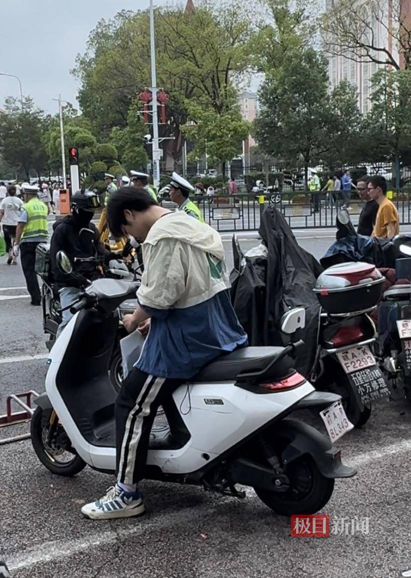 怎么开通皇冠信用开户
_“我妈记错时间了！”高考第二天怎么开通皇冠信用开户
，连续两名考生向记者借手机联系家长