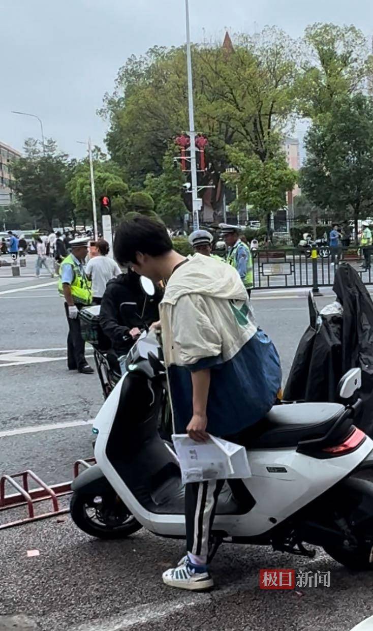 怎么开通皇冠信用开户
_“我妈记错时间了！”高考第二天怎么开通皇冠信用开户
，连续两名考生向记者借手机联系家长