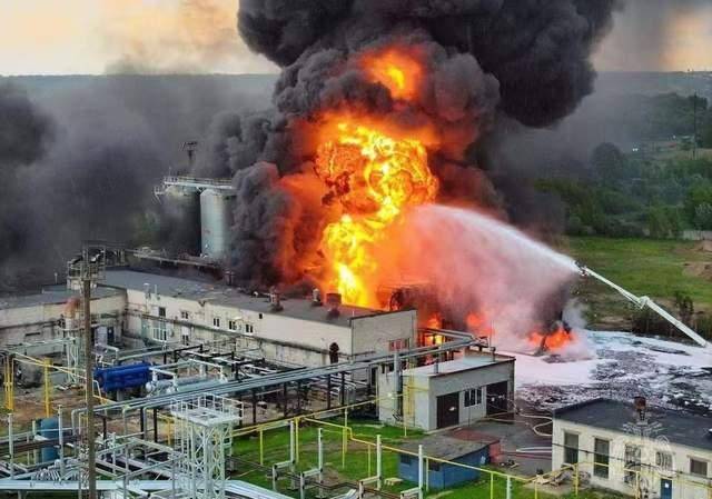 皇冠信用网足球代理
_真炸出了蘑菇云了!俄军疯狂报复袭击皇冠信用网足球代理
,乌军手中的牌已被全部烧光