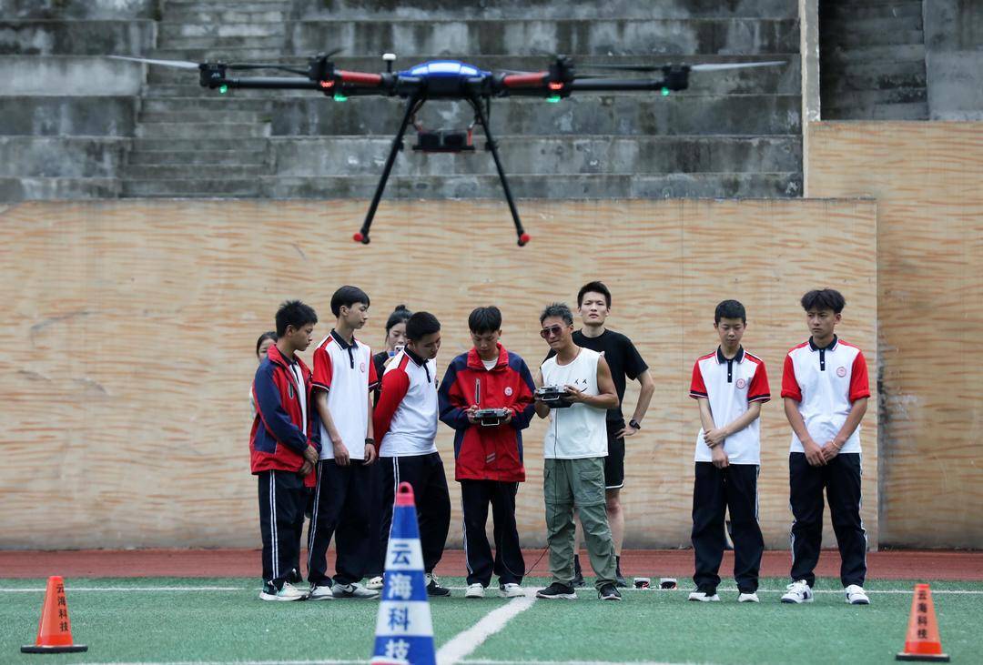 世界杯2026
_四川彝族职校学生操控无人机越过大山 为家乡特产开辟“空中通道”