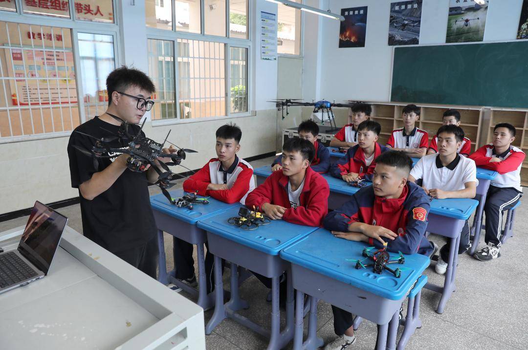 世界杯2026
_四川彝族职校学生操控无人机越过大山 为家乡特产开辟“空中通道”