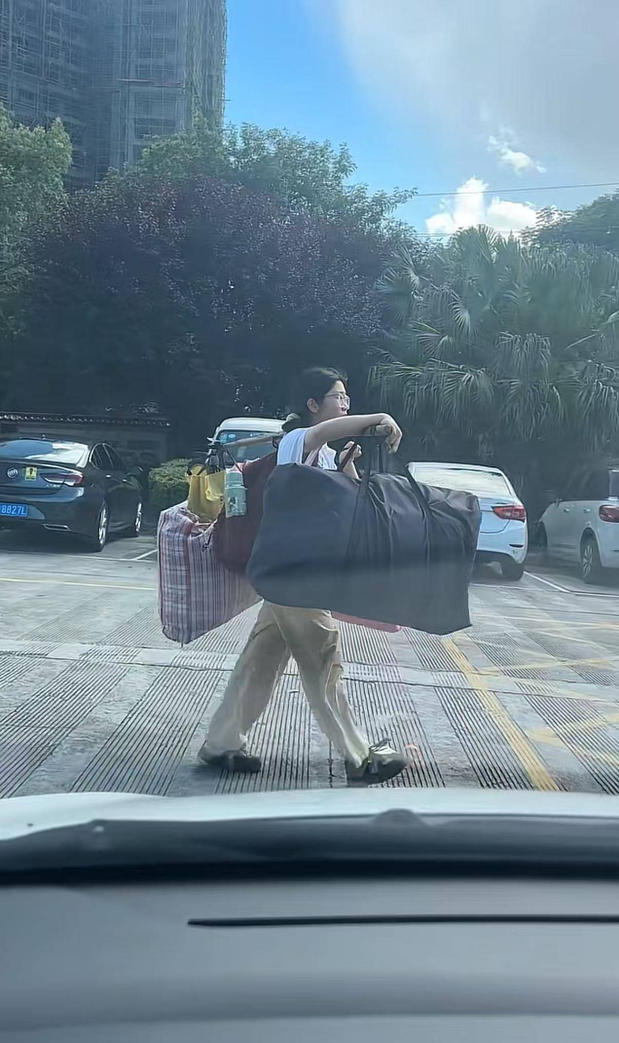 如何代理皇冠信用网
_广西一女生高考结束后独自挑行李回家感动全网如何代理皇冠信用网
，学校：她很朴实，老师们评价都很高