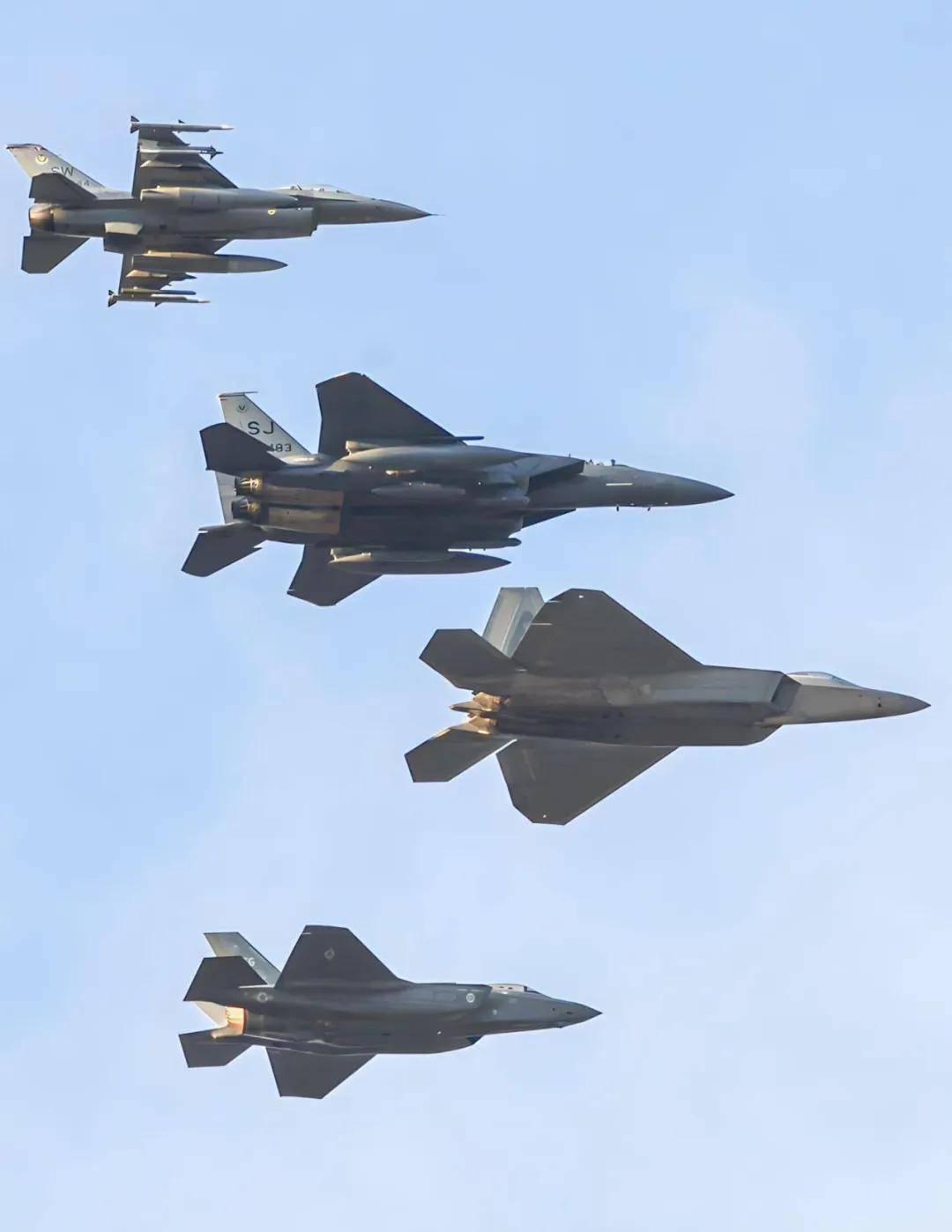 皇冠信用网出租
_振奋!网友拍到2架歼-35伴飞歼-20皇冠信用网出租
,中国歼-35批量服役了?