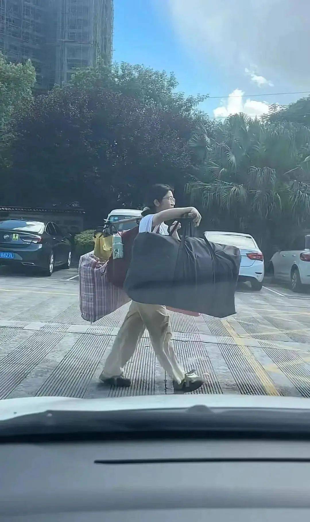 皇冠登3代理出租
_张雪峰喊话高考后扁担挑行李女孩：教育学不是当老师的