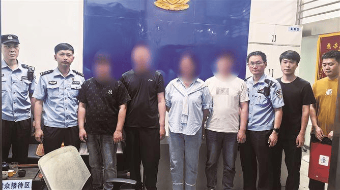 皇冠信用网登123出租
_三男一女准备50万元到厦门买金条皇冠信用网登123出租
!珠宝店长惊到报警→