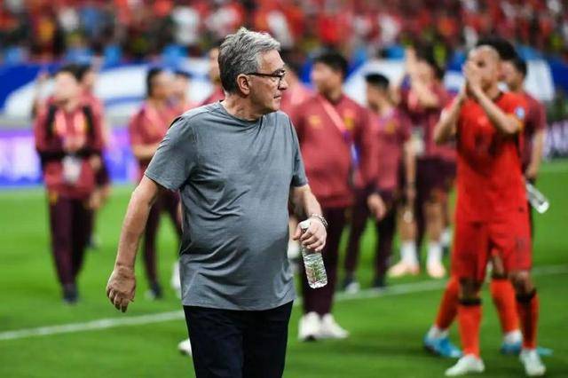 皇冠皇冠足球平台
_别了皇冠皇冠足球平台
,伊万科维奇!国足主帅现身足协谈解约