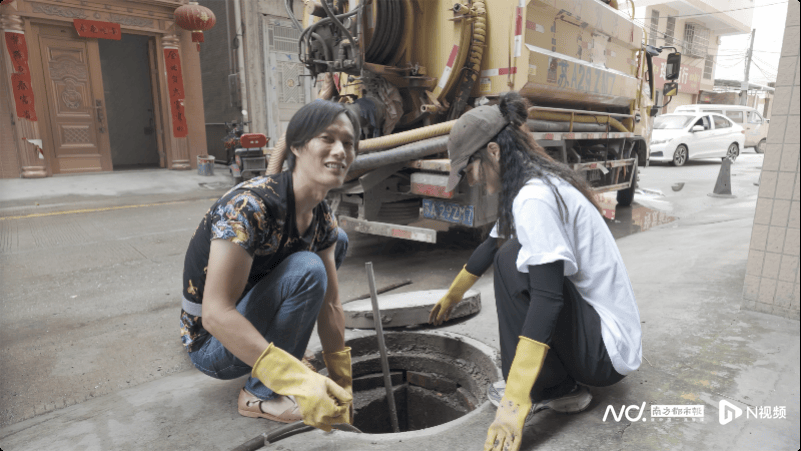 皇冠信用盘开户
_00后女生回家陪父亲掏粪皇冠信用盘开户
,“干最脏的活,赚最干净的钱”