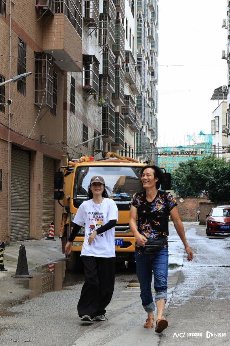 皇冠信用盘开户
_00后女生回家陪父亲掏粪皇冠信用盘开户
,“干最脏的活,赚最干净的钱”