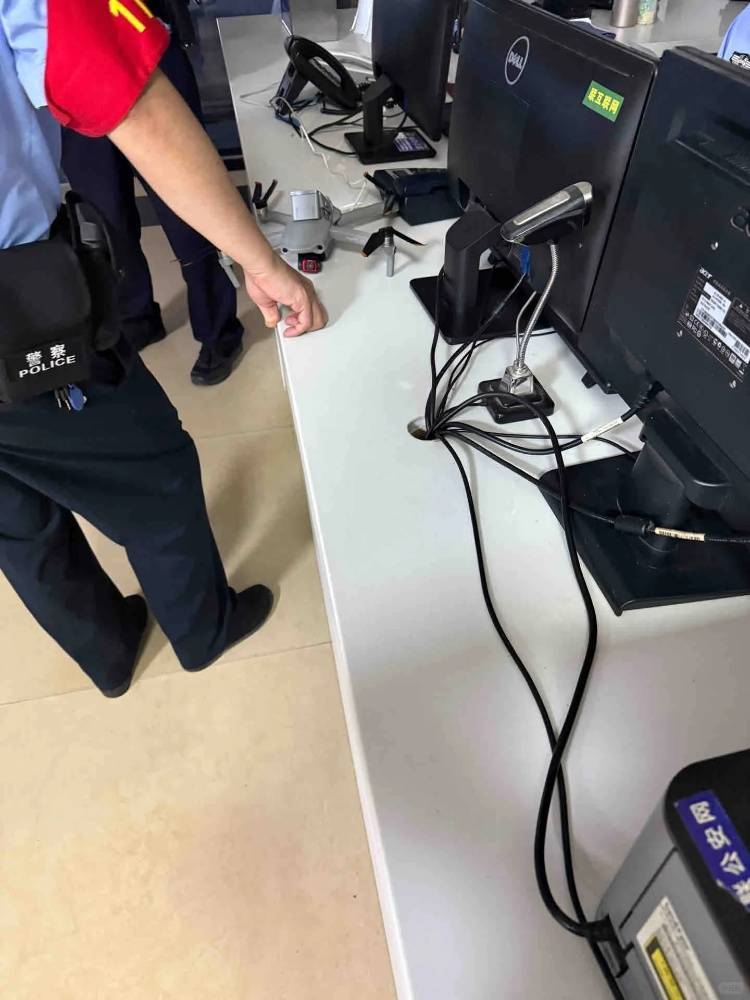 介绍个信用網网址
_女子在滕王阁5楼拍照介绍个信用網网址
,无人机直接冲脑袋砸过来!警方回应