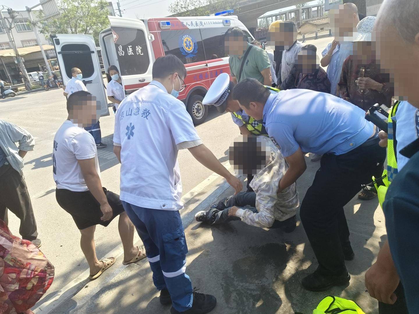 皇冠信用网平台出租
_辅警跳河救起轻生女皇冠信用网平台出租
，上岸时被红火蚁咬伤：系最危险入侵物种之一，过敏者或致休克