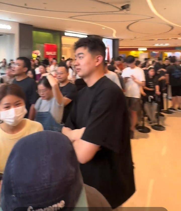 皇冠信用网出租代理
_杭州一泡泡玛特新店开业2小时就关闭皇冠信用网出租代理
,商场:顾客蜂拥而至十分疯狂,不知哪些是黄牛