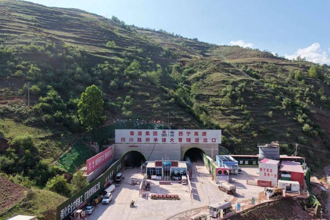 博塔福格RJ足球
_进出口相差85层楼高博塔福格RJ足球
!四川一座高速公路隧道创世界之最