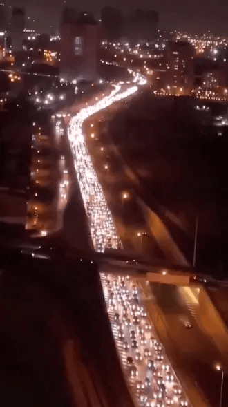 巴黎圣日耳曼vs博塔福格RJ
_加油限额10升、高速大排长龙：大量居民逃离德黑兰