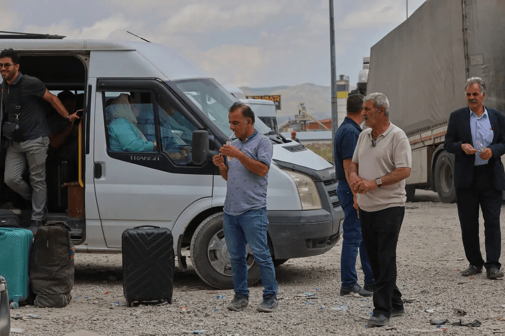 巴黎圣日耳曼vs博塔福格RJ
_加油限额10升、高速大排长龙：大量居民逃离德黑兰