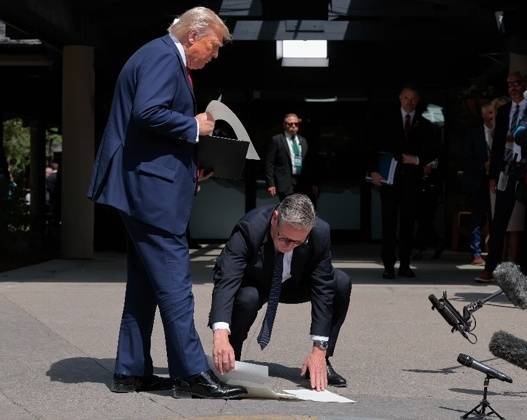 世俱杯直播_G7峰会上弯腰捡起特朗普掉落的文件世俱杯直播,斯塔默回应:为了避免安全恐慌