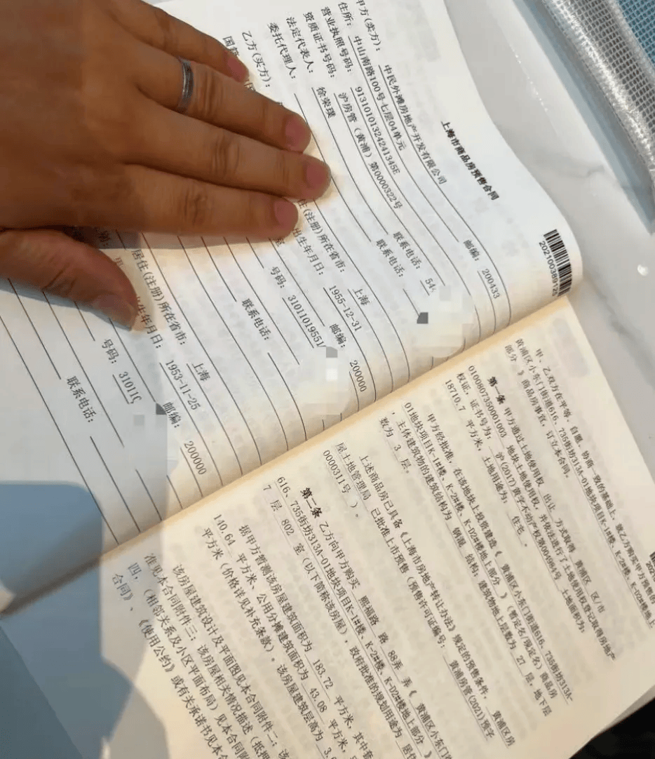 帕丘卡足球_女子4年前借贷900万元帕丘卡足球，拿下上海3000万元的豪宅，交房近2年仍未办下不动产权证！竟是因开发商欠税？公司最新回应来了