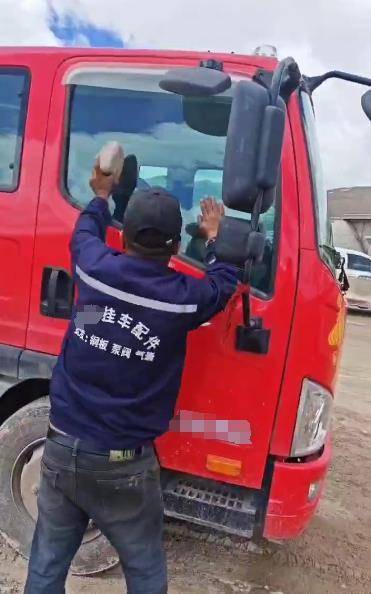 波尔图足球_河北卡友青藏线被发现在车内离世波尔图足球，救援人员：用石头砸窗才打开车门，他还系着安全带