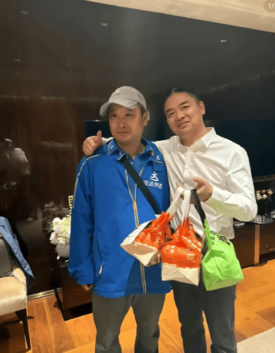 法林明高RJ vs 艾斯柏兰斯_网传京东创始人刘强东视察工作时入住四季酒店法林明高RJ vs 艾斯柏兰斯,点外卖后豪气给了骑手1000元小费!还亲切地搂着骑手合影