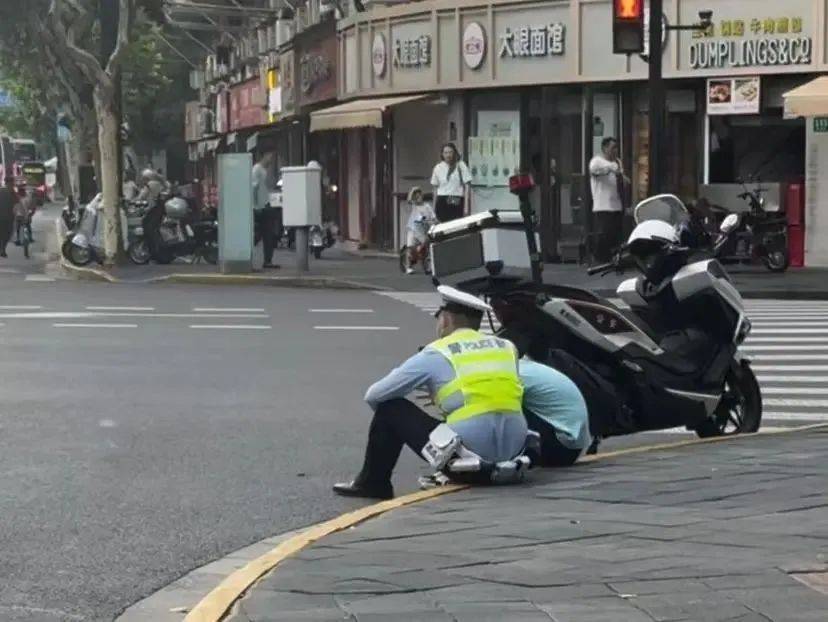 皇冠信用网会员开户_上海街头男孩崩溃大哭:爸妈要放弃我了!交警坐路边耐心安慰皇冠信用网会员开户,网友泪奔