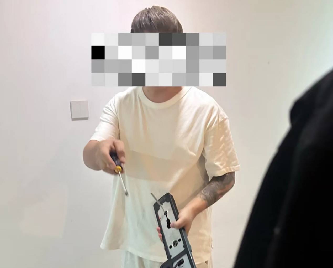 皇冠皇冠平台_“晚上11点后锁门都不行？”宁波一女租客因反锁套房大门与公寓方起冲突遭撬锁皇冠皇冠平台，律师分析