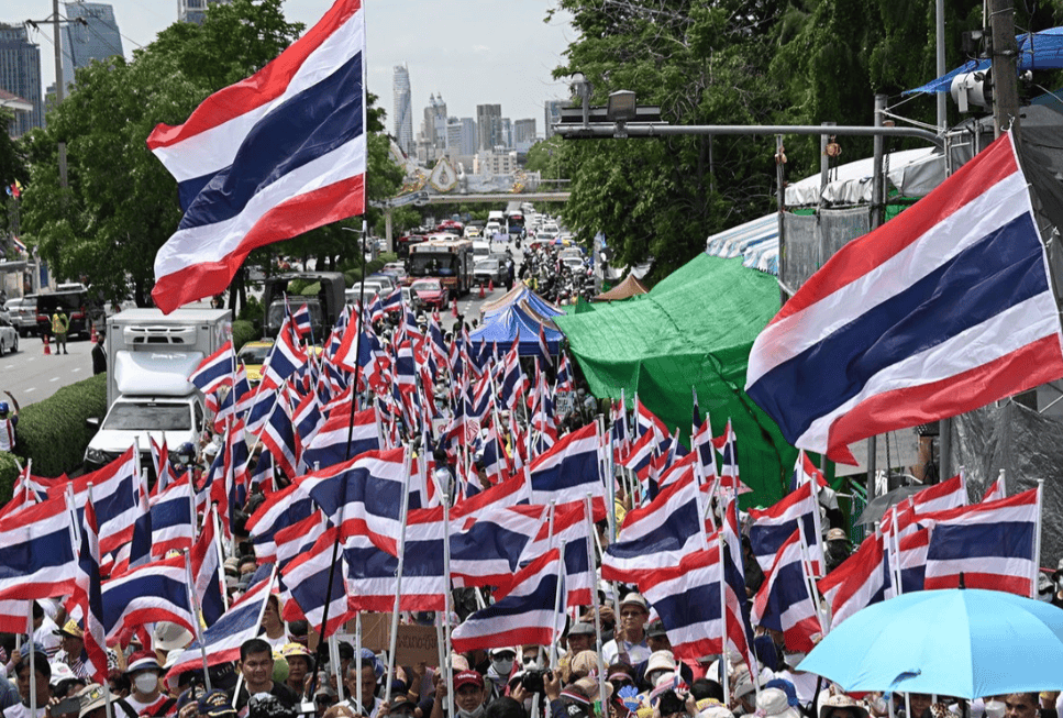 皇冠信用网要押金吗 _总理府被包围皇冠信用网要押金吗 ,佩通坦拒绝辞职,军方态度坚决,中方已提前交底