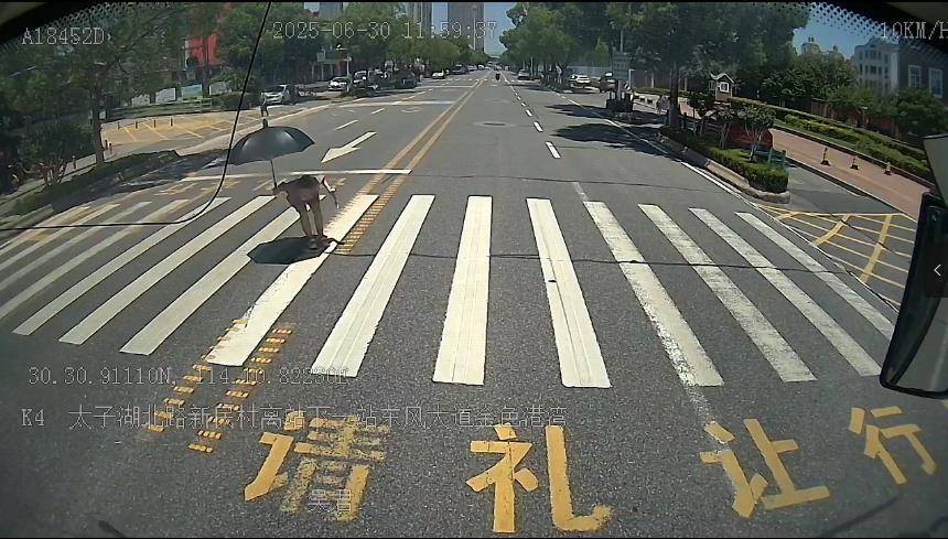 挪威超级联赛_这比空调更降温!武汉公交司机停车礼让挪威超级联赛,市民90度鞠躬回敬