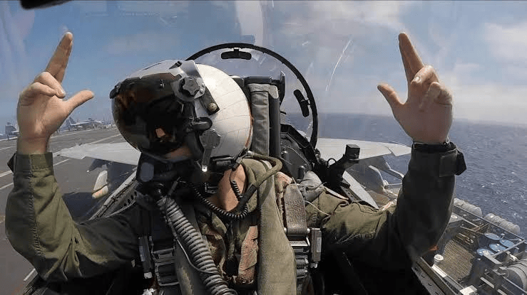 体育皇冠信用网站_央视曝光中国航母24架歼-15出动全过程体育皇冠信用网站，遭遇美军F/A-18谁更强？