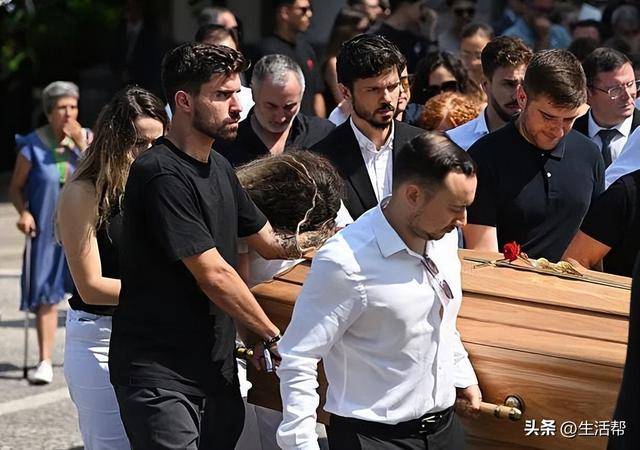 皇冠信用網_催泪！若塔葬礼举行皇冠信用網，妻子趴棺木痛哭，葡萄牙队友为他抬棺！FIFA总部已降半旗志哀