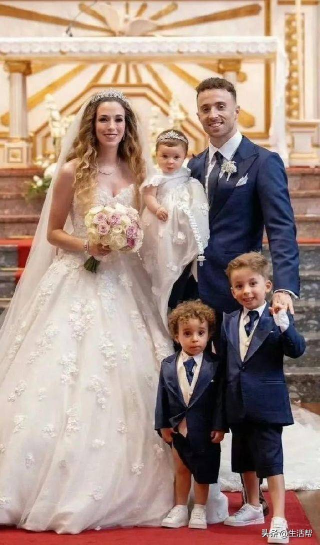 皇冠信用網_催泪！若塔葬礼举行皇冠信用網，妻子趴棺木痛哭，葡萄牙队友为他抬棺！FIFA总部已降半旗志哀