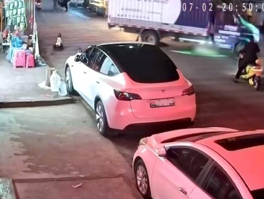 hga030注册_律师解析“幼童躺街上玩耍被碾身亡”:司机不会因视线盲区免责hga030注册,监护人失职也需担责