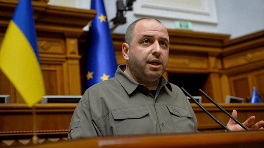 皇冠信用登1_乌克兰彻底没救了！士兵前线艰苦作战皇冠信用登1，国防部长却贪污军费让妻儿在美国享受奢华生活