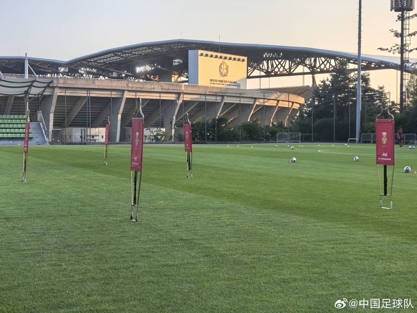 芝加哥天空篮球
_被指出征东亚杯行李较多芝加哥天空篮球
,国足官方回应:共托运行李140件,其中队伍装备行李56件