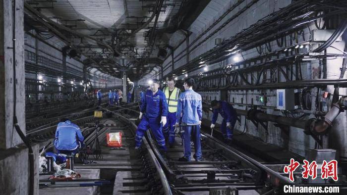 皇冠网
_探秘成都地铁停运后4小时：为何难以24小时运营