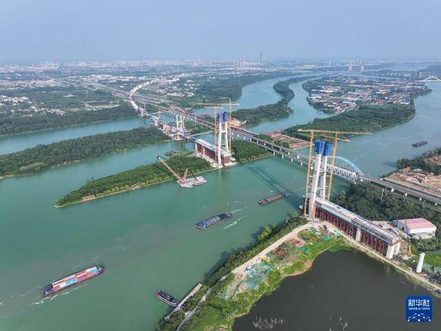 皇冠信用網哪里申请_江苏扬州:沪渝蓉高铁跨京杭运河斜拉桥建设有序推进