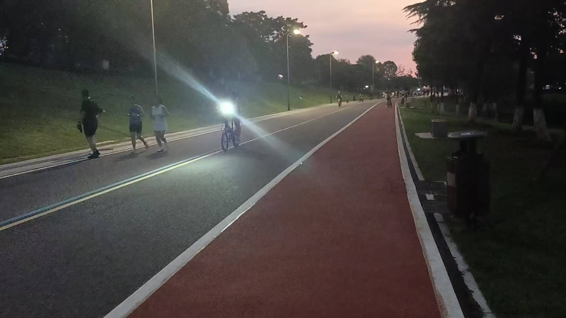 体育皇冠信用网_“时不时看到120来！”长沙一公园夜骑事故频发体育皇冠信用网，记者探访！多方回应