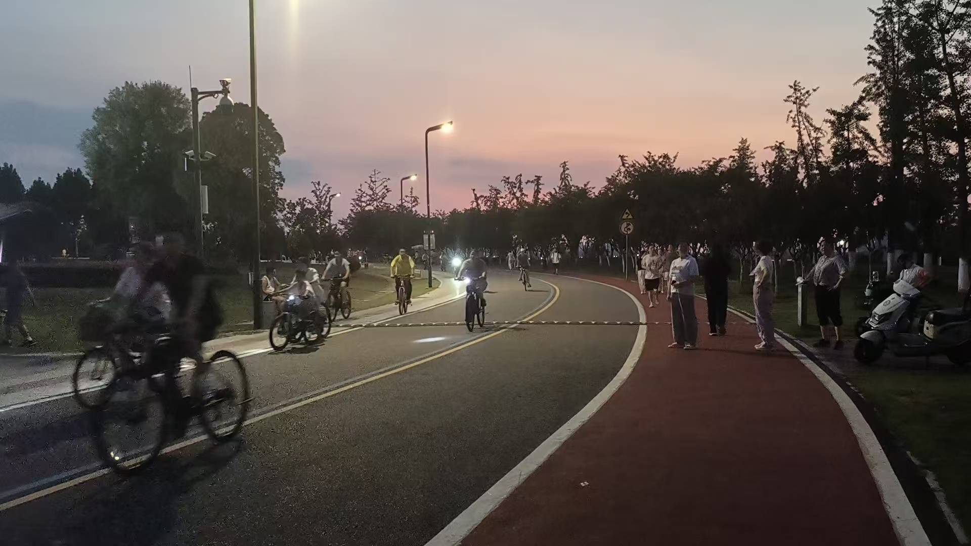 体育皇冠信用网_“时不时看到120来！”长沙一公园夜骑事故频发体育皇冠信用网，记者探访！多方回应