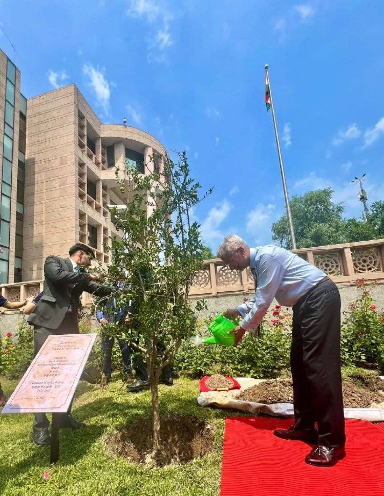 欧洲女子足球锦标赛
_叫中国名字欧洲女子足球锦标赛
，娶日本妻子，5年没见的印度外长来了
