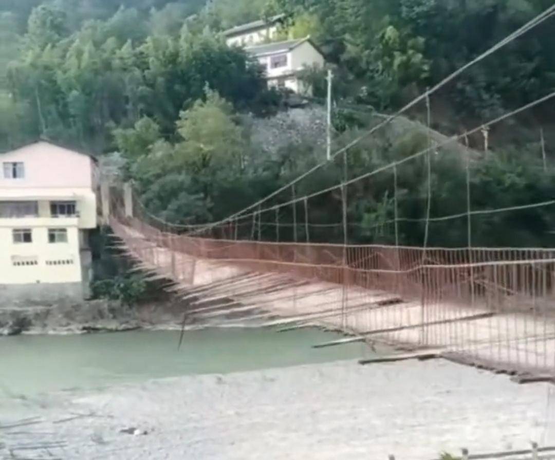 皇冠信用網出租
_重庆一7旬老人过索桥遇大风坠亡 村干部：行至中段遇狂风 索桥暂已封闭