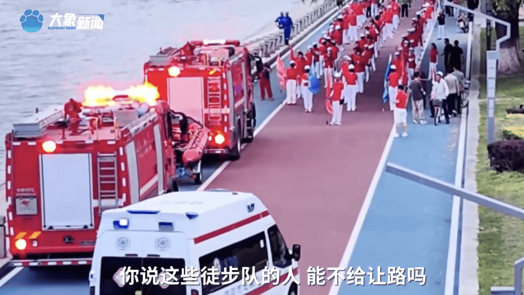 皇冠abcd类型盘
_暴走团群主回应阻碍消防救护车通行：车辆属于备勤状态皇冠abcd类型盘
，就一分钟，想让队员先过去