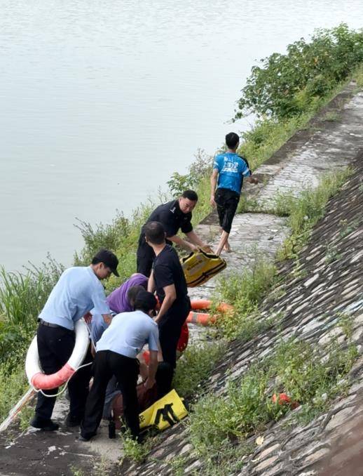 皇冠信用网登1,登2,登3出租
_广东茂名一外卖小哥从10余米高桥面跳入河中救人皇冠信用网登1,登2,登3出租
，事后摆摆手默默离开：我还有餐没有送