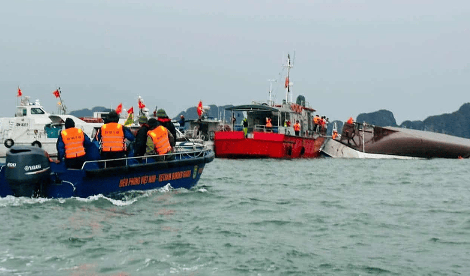 体育皇冠信用网
_雷暴突袭！越南游船倾覆已致34死体育皇冠信用网
，有男孩4小时后获救，山峰被雷电击中起火