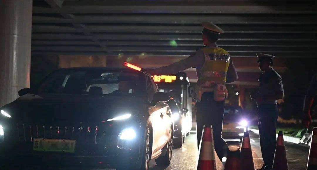 皇冠信用网登2代理_边骑车边喝啤酒解暑?北京交警:1438人“醉”上加罚皇冠信用网登2代理!