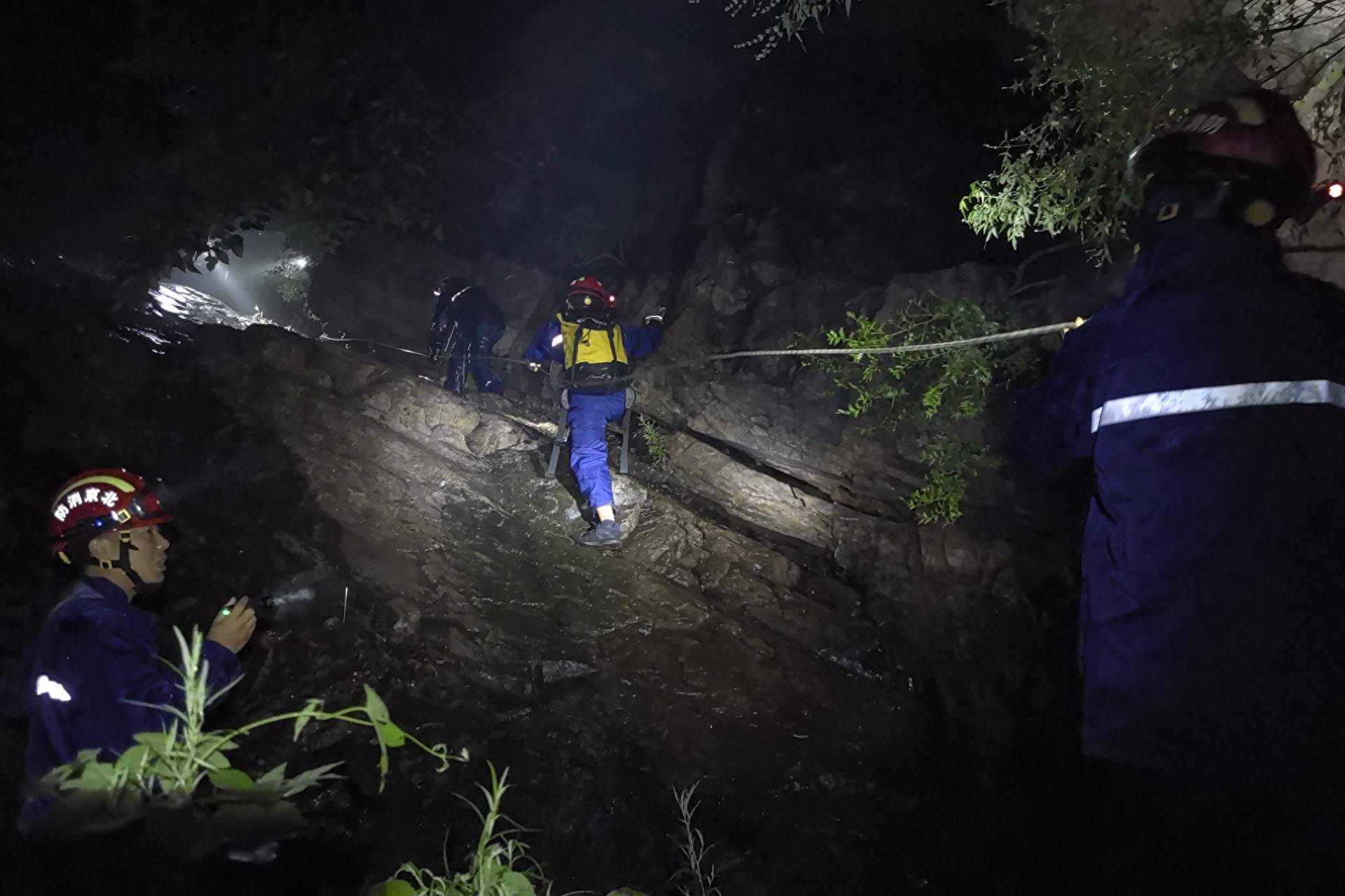 皇冠信用網出租_无视暴雨蓝色预警皇冠信用網出租，一男一女密云雨中登山被困